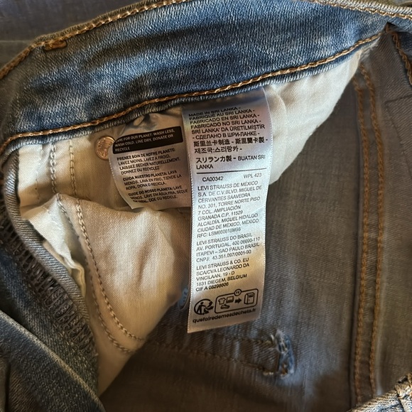 Levi’s 724 Distressed High Rise Slim Straight Jeans - Picture 8 of 16